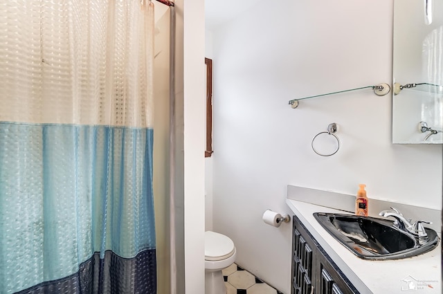 full bath with toilet, a shower with curtain, and vanity