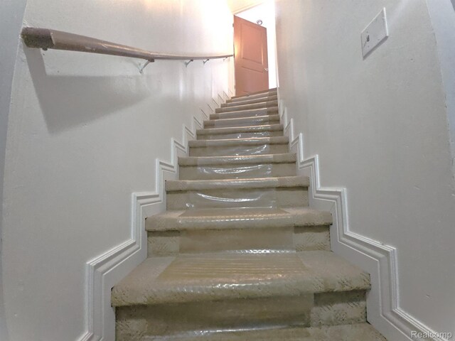 45 Forthton Dr, Troy, MI 48084 - view of stairway