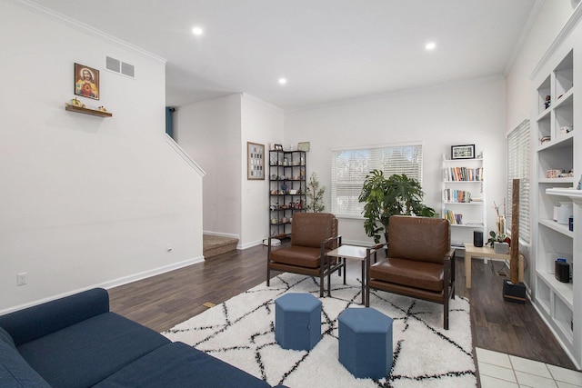 living area with baseboards, visible vents, ornamental molding, wood finished floors, and recessed lighting