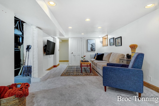 living area featuring recessed lighting, baseboards, and light colored carpet