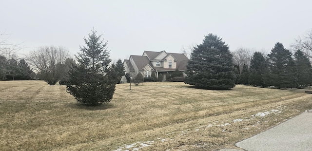 view of front of property featuring a front yard