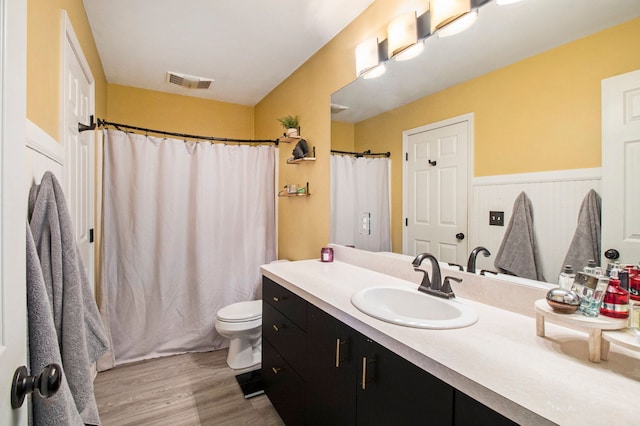 2839 Davista Dr, Highland, MI 48356 - full bathroom featuring wood finished floors, vanity, toilet, and curtained shower