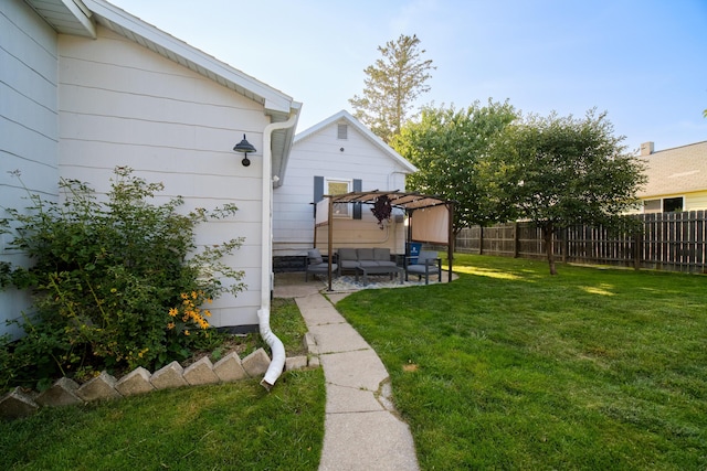 view of yard with outdoor lounge area, a fenced backyard, and a pergola