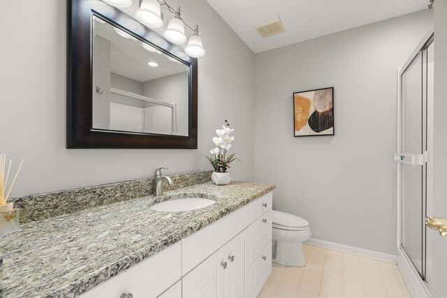 full bath featuring visible vents, baseboards, toilet, a stall shower, and vanity