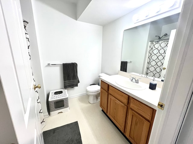 full bath featuring heating unit, a shower with shower curtain, toilet, vanity, and baseboards