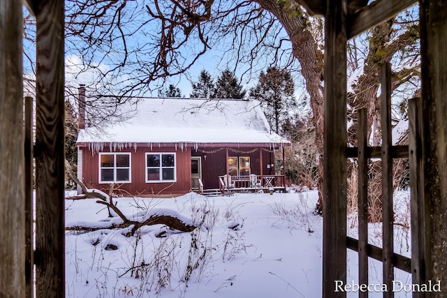 view of front of property featuring covered porch