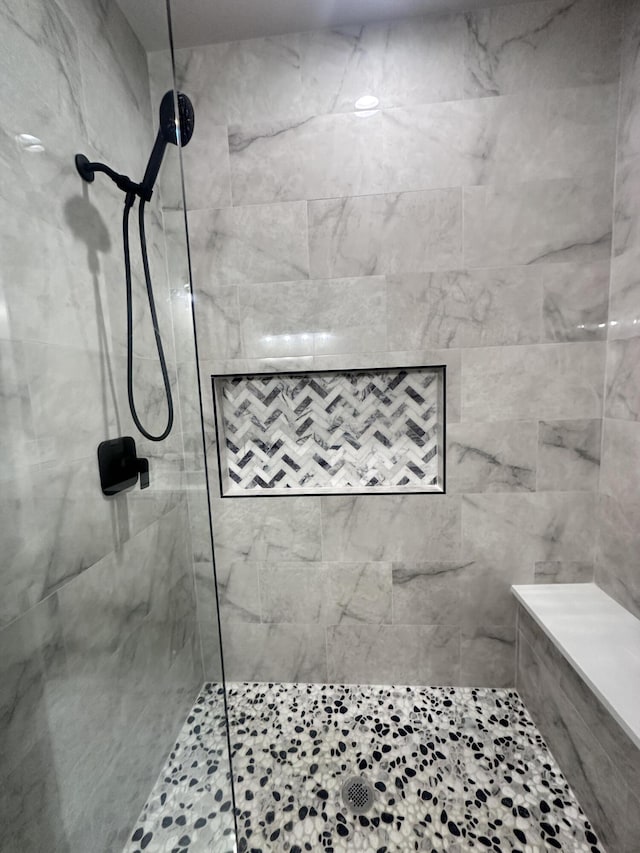 bathroom featuring a tile shower