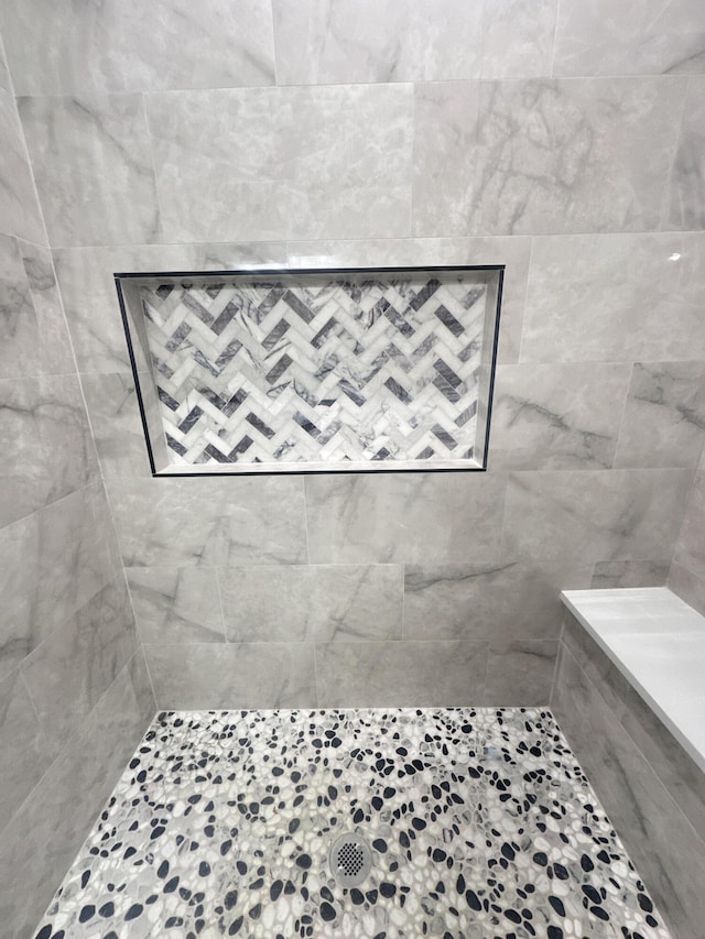 bathroom featuring tiled shower