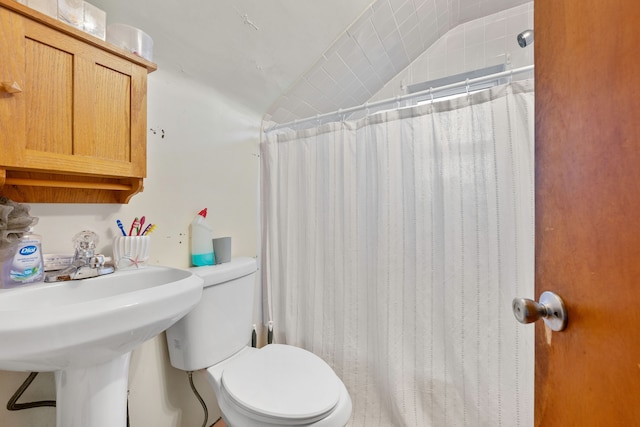 full bathroom featuring curtained shower and toilet