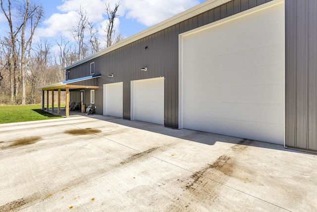 229 S Sutton Rd, Jackson, MI 49203 - view of side of property with driveway and a garage