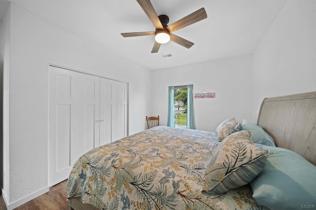 bedroom featuring ceiling fan, dark wood-type flooring, a closet, and visible vents