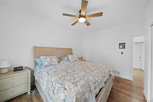 bedroom featuring dark wood-style floors, baseboards, visible vents, and a ceiling fan