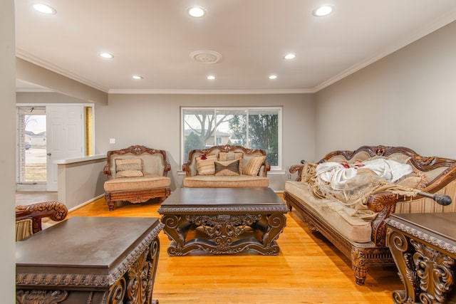 living room with baseboards, recessed lighting, light wood-type flooring, and crown molding