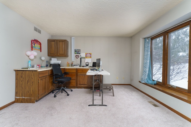 office area featuring visible vents, built in desk, and baseboards