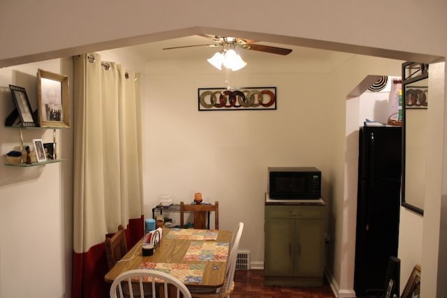 dining space featuring visible vents and a ceiling fan