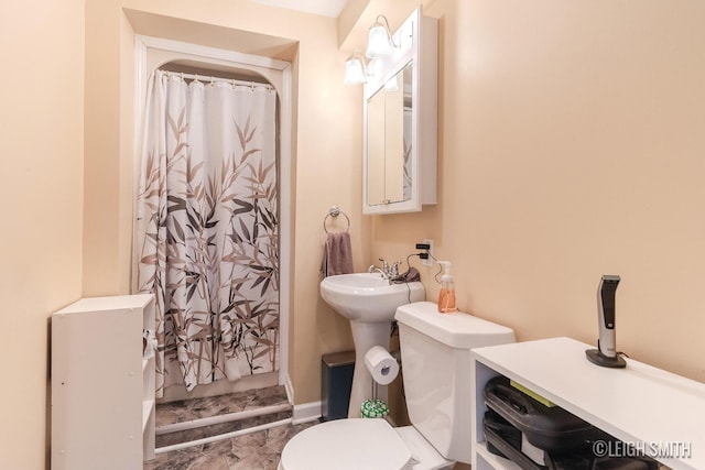 bathroom featuring a shower with curtain and toilet