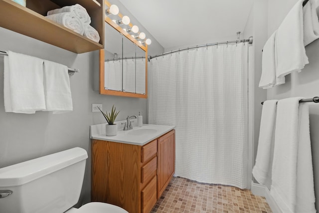 bathroom with toilet, a shower with shower curtain, and vanity