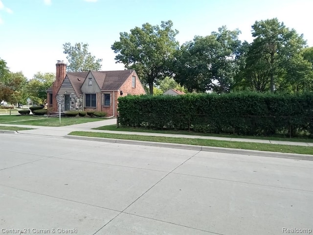 view of front facade with a front yard