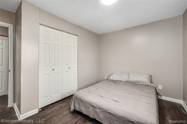 6291 Edmund St, Romulus, MI 48174 - bedroom featuring wood finished floors, a closet, and a textured ceiling