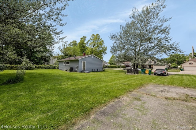 6291 Edmund St, Romulus, MI 48174 - view of grassy yard featuring dirt driveway