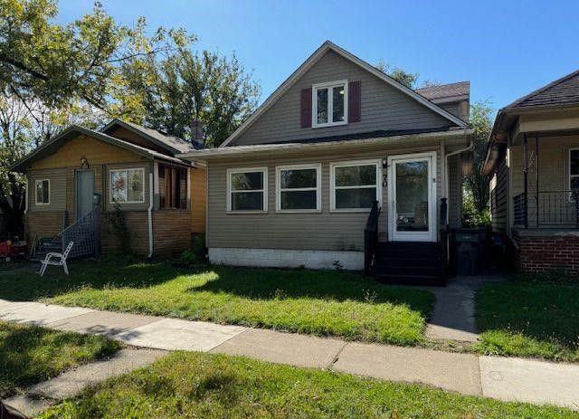 bungalow-style house with entry steps and a front yard