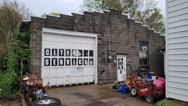 view of front facade with a garage