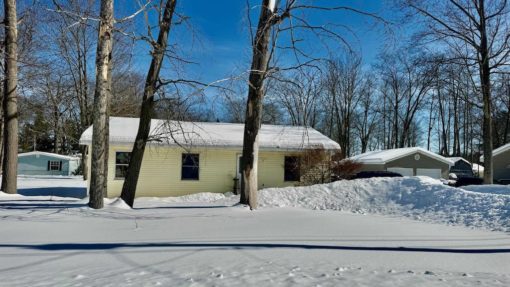 view of front facade with a detached garage