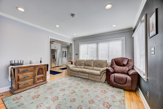 living area featuring light wood-style floors, recessed lighting, crown molding, and baseboards