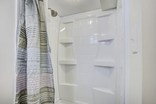 full bath featuring a shower with curtain