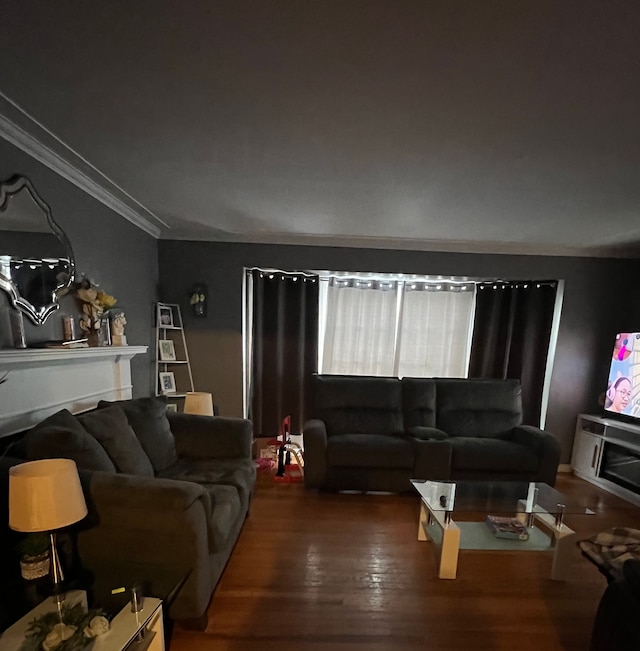 living area with dark wood-type flooring and crown molding