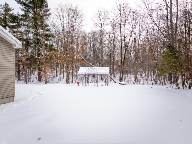 view of yard layered in snow