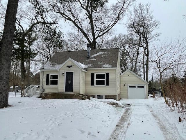 view of front of house featuring a detached garage