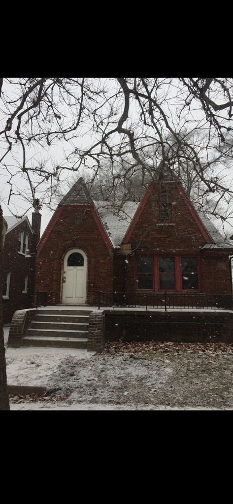 view of front facade featuring brick siding