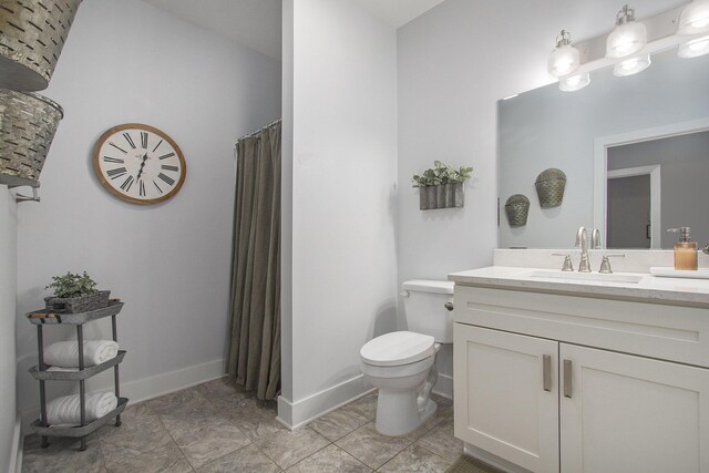 full bathroom with a shower with shower curtain, baseboards, vanity, and toilet