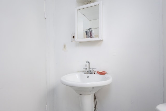 bathroom featuring a sink