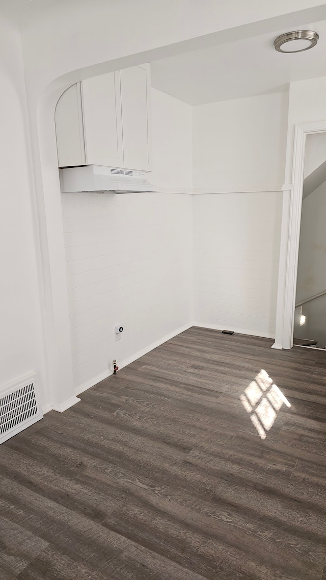 washroom with dark wood-style floors and visible vents