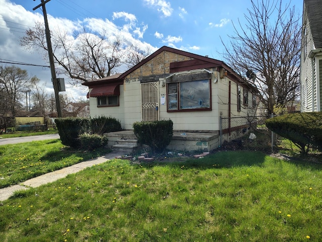18401 Justine St, Detroit, MI 48234 - view of front of property featuring fence and a front lawn