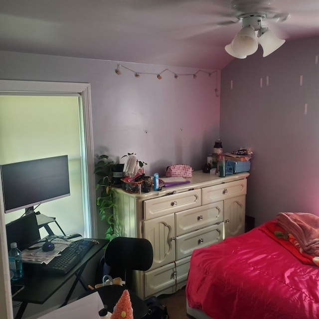 bedroom with ceiling fan