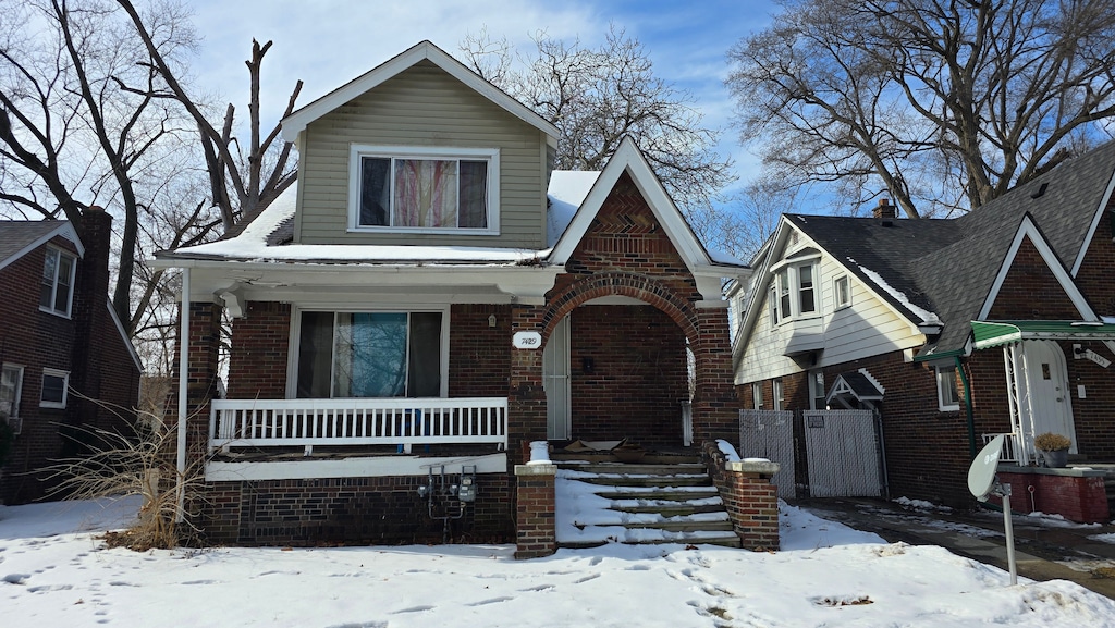 view of front facade featuring brick siding