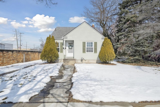 bungalow featuring fence