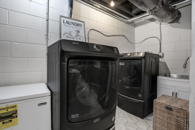 washroom with laundry area and washing machine and dryer