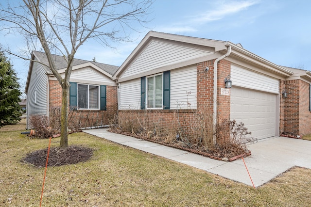 view of front facade with a garage, driveway, brick siding, and a front yard