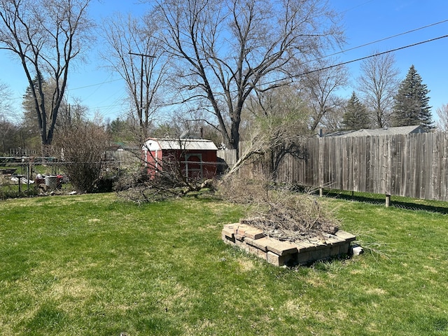 view of yard featuring an outbuilding and fence