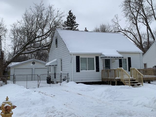 view of front of house with a detached garage and an outdoor structure