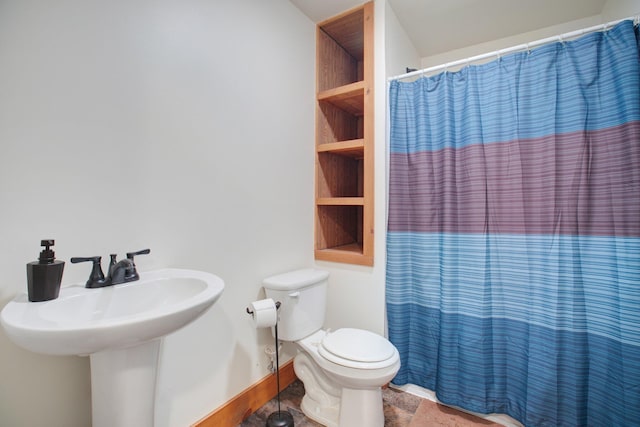 full bathroom featuring curtained shower, toilet, and baseboards