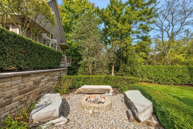 view of yard featuring a fire pit