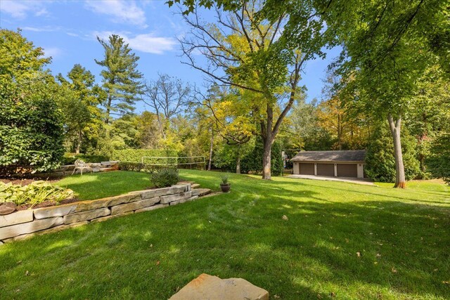 view of yard with a garage and an outdoor structure