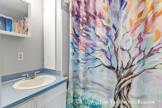 bathroom featuring a shower with shower curtain and vanity