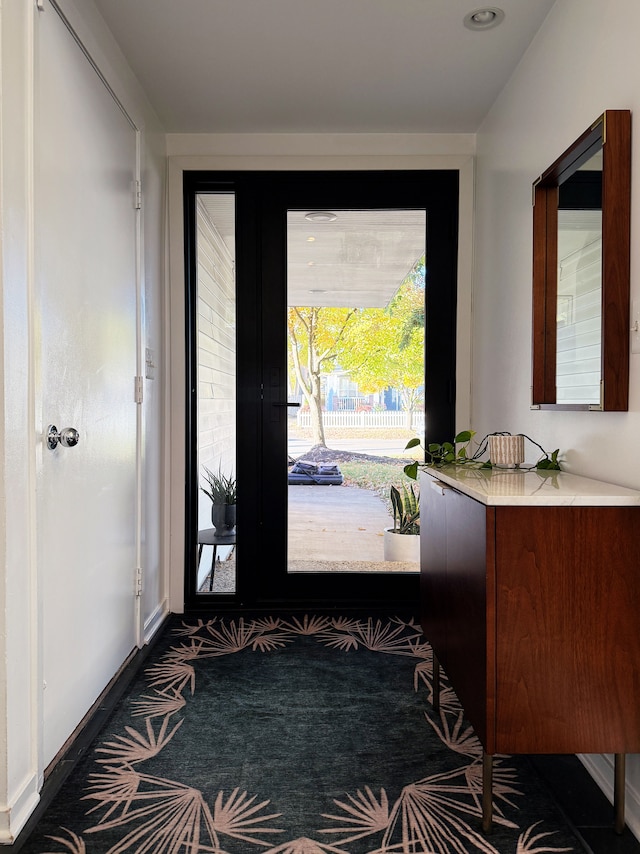 entryway featuring baseboards