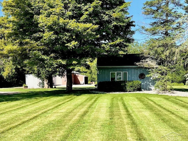 view of front facade featuring a front lawn